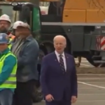 Video divertido muestra a Handler guiando a Biden paso a paso como un bebé en una parada reciente