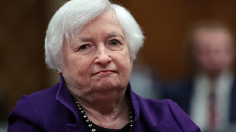 Yellen dice que no se discutió el seguro general de depósitos bancarios