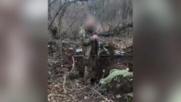 Esta captura de pantalla del video supuestamente muestra a un soldado ucraniano capturado momentos antes de que lo maten.