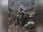 Esta captura de pantalla del video supuestamente muestra a un soldado ucraniano capturado momentos antes de que lo maten.