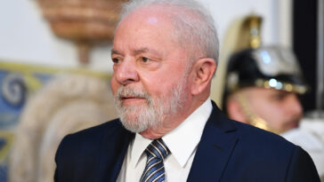 El presidente de Brasil, Luiz Inacio Lula da Silva, asiste a una reunión en Lisboa, Portugal, el 22 de abril.