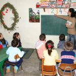 Albania presiona para mantener a los niños en las escuelas en medio de crecientes tasas de deserción y segregación