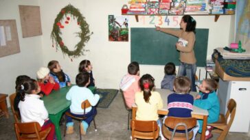Albania presiona para mantener a los niños en las escuelas en medio de crecientes tasas de deserción y segregación