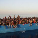Barco con 400 inmigrantes a la deriva entre Grecia y Malta