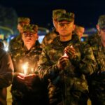 Los soldados sostienen velas en una vigilia por nueve soldados colombianos que murieron en un ataque de guerrilleros del Ejército de Liberación Nacional en Bogotá, Colombia, el mes pasado.