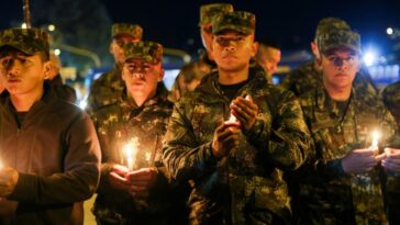 Los soldados sostienen velas en una vigilia por nueve soldados colombianos que murieron en un ataque de guerrilleros del Ejército de Liberación Nacional en Bogotá, Colombia, el mes pasado.