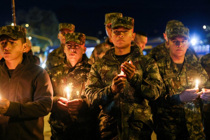 Los soldados sostienen velas en una vigilia por nueve soldados colombianos que murieron en un ataque de guerrilleros del Ejército de Liberación Nacional en Bogotá, Colombia, el mes pasado.