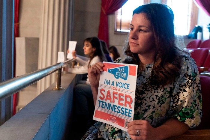 Un manifestante en el Capitolio del Estado de Tennessee