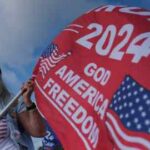 Una mujer en Florida ondea una bandera en apoyo a Donald Trump.  Si hay algo en lo que la política estadounidense ha establecido un precedente es en fingir que su propia corrupción no tiene precedentes.