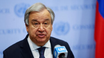 El jefe de la ONU pide un alto el fuego de tres días en Sudán mientras miles huyen
