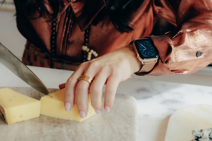 Jung Lee con su Apple Watch Hermès y un anillo Bulgari.  La tabla de cortar es de Jung Lee New York.