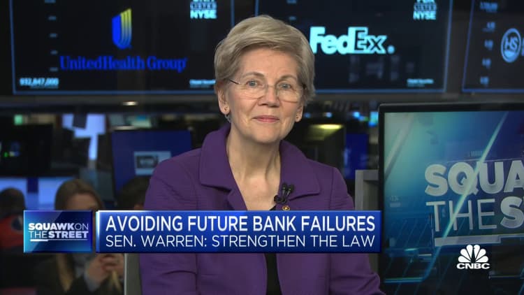 Senadora Elizabeth Warren: Necesitamos aumentar los límites de seguro de la FDIC