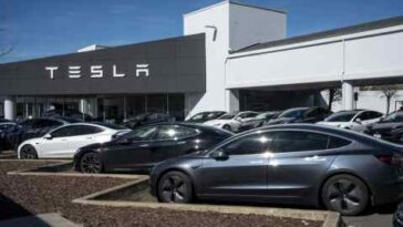 Vehículos a la venta en una tienda de Tesla en Vallejo, California