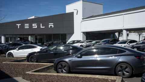 Vehículos a la venta en una tienda de Tesla en Vallejo, California