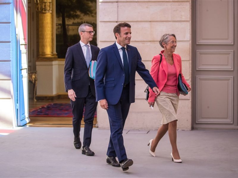 Macron reemplaza a una docena de ministros en la reorganización del gobierno francés