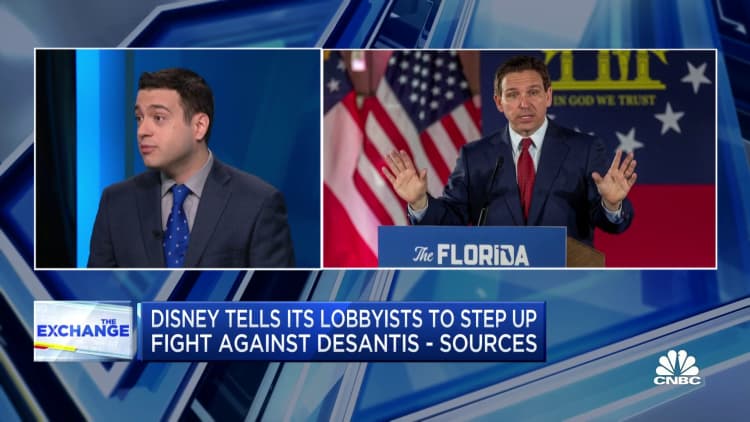 Disney les dice a sus cabilderos que intensifiquen la lucha contra el gobernador de Florida, Ron DeSantis