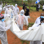 La policía que investiga la secta de 'hambre' de Kenia exhuma 47 cadáveres