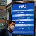 La tecnología arrastra las acciones de Hong Kong, el dólar se contrae a medida que la inflación de EE. UU. se desacelera