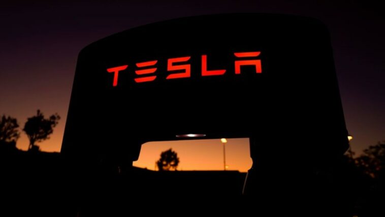 Las acciones de Tesla caen cuando las preocupaciones sobre los márgenes eclipsan las entregas récord