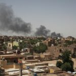 El humo se eleva sobre Jartum durante el fin de semana.  Los combates en la capital de Sudán entre el ejército sudanés y las Fuerzas de Apoyo Rápido se reanudaron después de que fracasara un alto el fuego negociado internacionalmente.