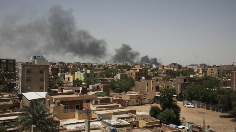 El humo se eleva sobre Jartum durante el fin de semana.  Los combates en la capital de Sudán entre el ejército sudanés y las Fuerzas de Apoyo Rápido se reanudaron después de que fracasara un alto el fuego negociado internacionalmente.