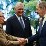 Raúl Castro (izquierda) también se reunió con Díaz-Canel (centro) y el dignatario ruso (derecha)