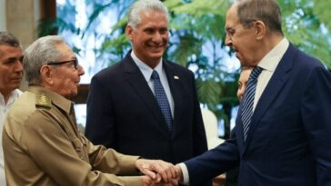 Raúl Castro (izquierda) también se reunió con Díaz-Canel (centro) y el dignatario ruso (derecha)