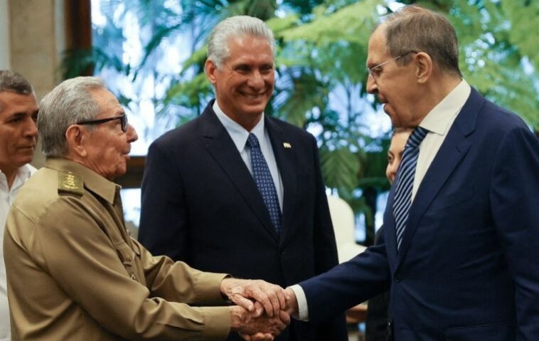 Raúl Castro (izquierda) también se reunió con Díaz-Canel (centro) y el dignatario ruso (derecha)