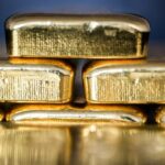 Lo que dice el oro fuerte sobre el dólar débil