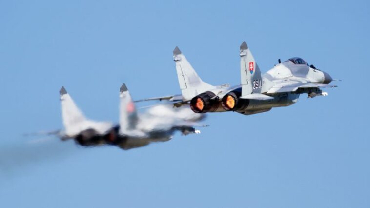 Los rusos pueden haber saboteado los aviones de combate eslovacos, dice el ministro de Defensa