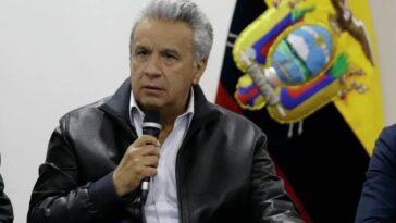 Moreno viaja en silla de ruedas y se negó a viajar de Asunción a Quito alegando problemas de salud