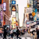 Multitudes de personas y mucho tráfico en Times Square, Nueva York