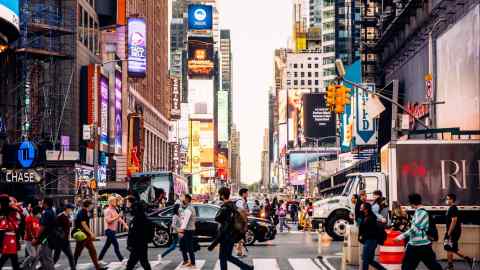 Multitudes de personas y mucho tráfico en Times Square, Nueva York