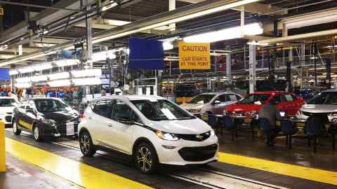 Trabajadores ensamblan autos Chevy Bolt en una planta de GM