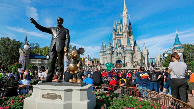 Walt Disney demanda a Ron DeSantis por 'represalias' por la postura de 'No digas gay'