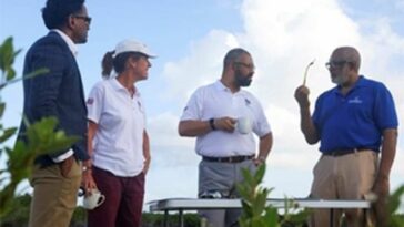 El Secretario de Relaciones Exteriores visitando un proyecto de restauración de manglares en South Clarendon durante su visita a Jamaica