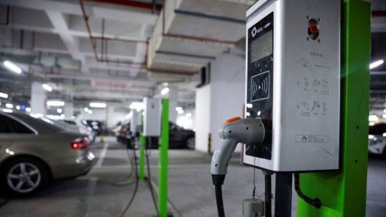 China acelerará construcción de instalaciones de carga para vehículos eléctricos: Medios estatales