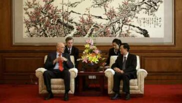 Henry Paulson, entonces secretario del Tesoro, a la izquierda, se reúne con el entonces ministro de finanzas de China, Xie Xuren, en 2008 en Beijing.