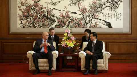 Henry Paulson, entonces secretario del Tesoro, a la izquierda, se reúne con el entonces ministro de finanzas de China, Xie Xuren, en 2008 en Beijing.