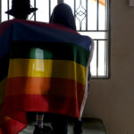 Condenas mientras los presidentes de Uganda promulgan un duro proyecto de ley anti-LGBTQ