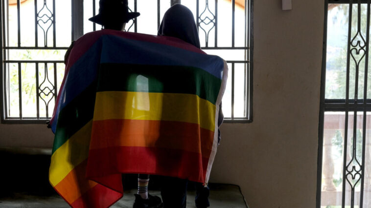 Condenas mientras los presidentes de Uganda promulgan un duro proyecto de ley anti-LGBTQ