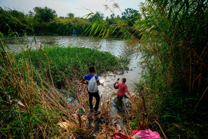 La gente cruza el Río Grande hacia los EE. UU. desde México