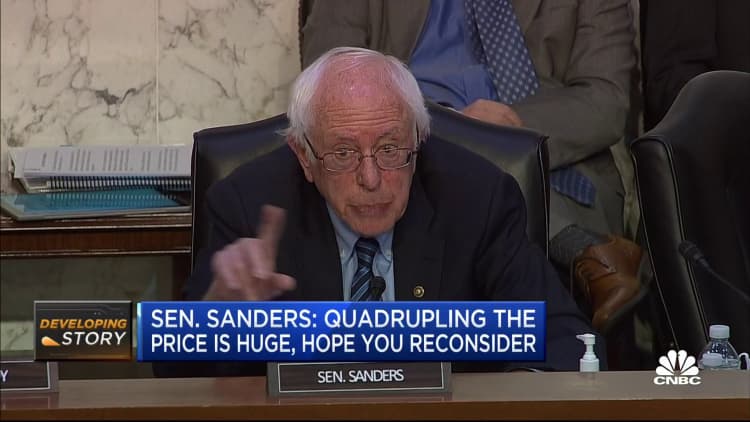 El senador Bernie Sanders interroga al CEO de Moderna sobre los precios de las vacunas Covid durante la audiencia
