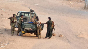 El ejército de Sudán y las RSF paramilitares firman un alto el fuego de siete días en medio de intensos combates