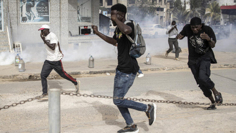 El principal líder de la oposición de Senegal dice que está 'retenido ilegalmente' e insta a protestar