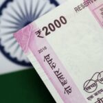 Explicación: lo que significa para su economía la decisión de la India de desechar su billete de 2000 rupias
