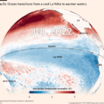 Animación que muestra anomalías en la temperatura de la superficie del mar en el Océano Pacífico entre julio de 2022 y abril de 2023. La Niña, que normalmente tiene un efecto de enfriamiento, ha disminuido, dando paso a aguas más cálidas