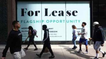 Un cartel anuncia espacio comercial vacante en alquiler en Chicago