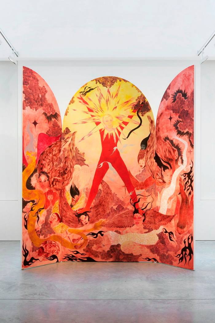 Un gran cuadro exento con dos alas, a modo de retablo, con una figura central en rojo, el sol emanando de su cabeza.