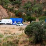 Vehículos y tiendas de campaña de la Policía Judicial de Portugal vistas en el sitio de un depósito remoto donde se llevará a cabo una nueva búsqueda del cuerpo de Madeleine McCann, en Silves, Portugal, el 22 de mayo de 2023.